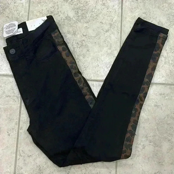 Black jean with cheetah detail - Picture 4 of 6